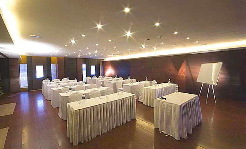 Hotel Super Townhouse Koyambedu Chennai Exterior foto